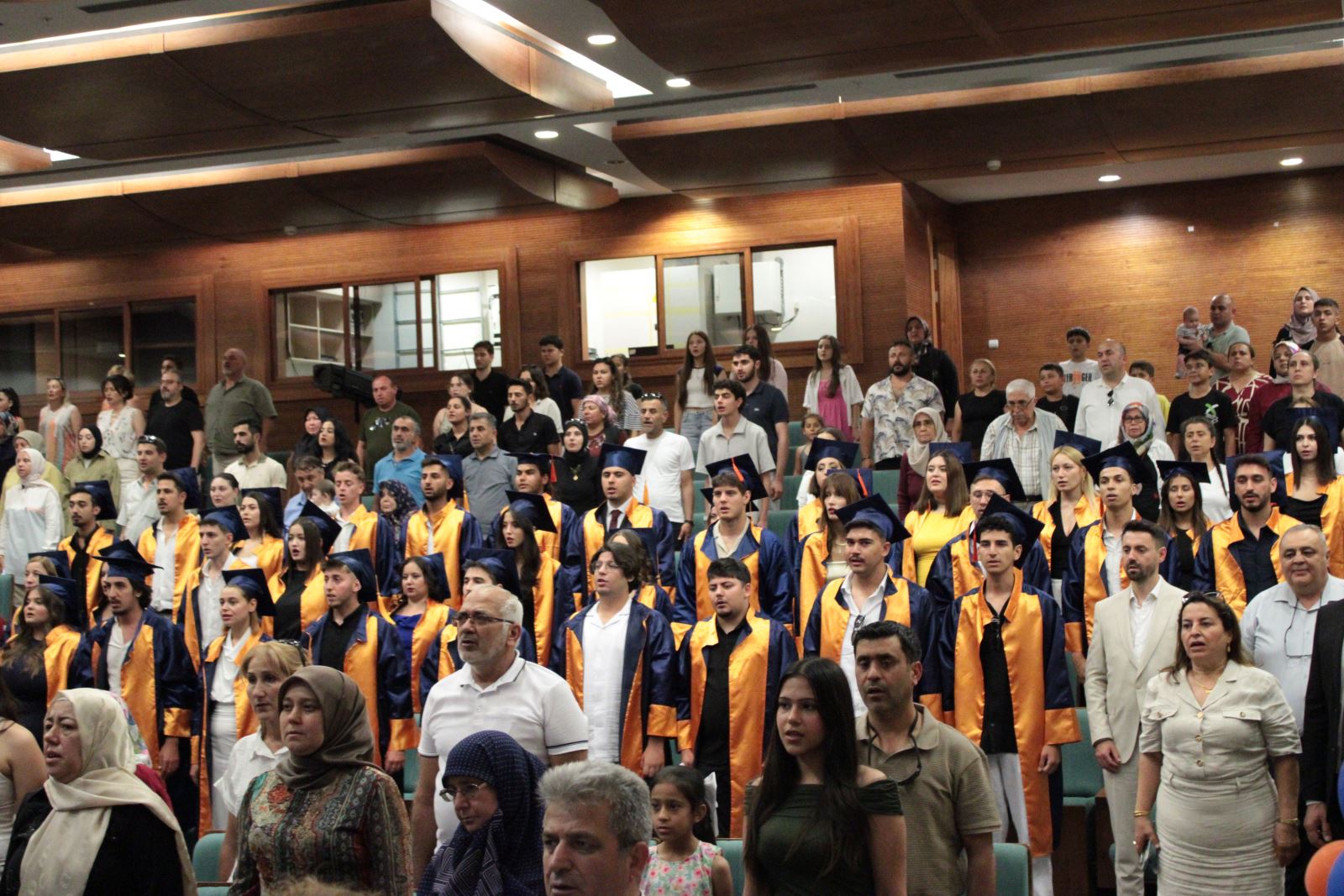 Öğrencilerin, Öğretim elamanlarının ve tüm konukların saygı duruşu ve İstiklal Marşı fotoğrafı