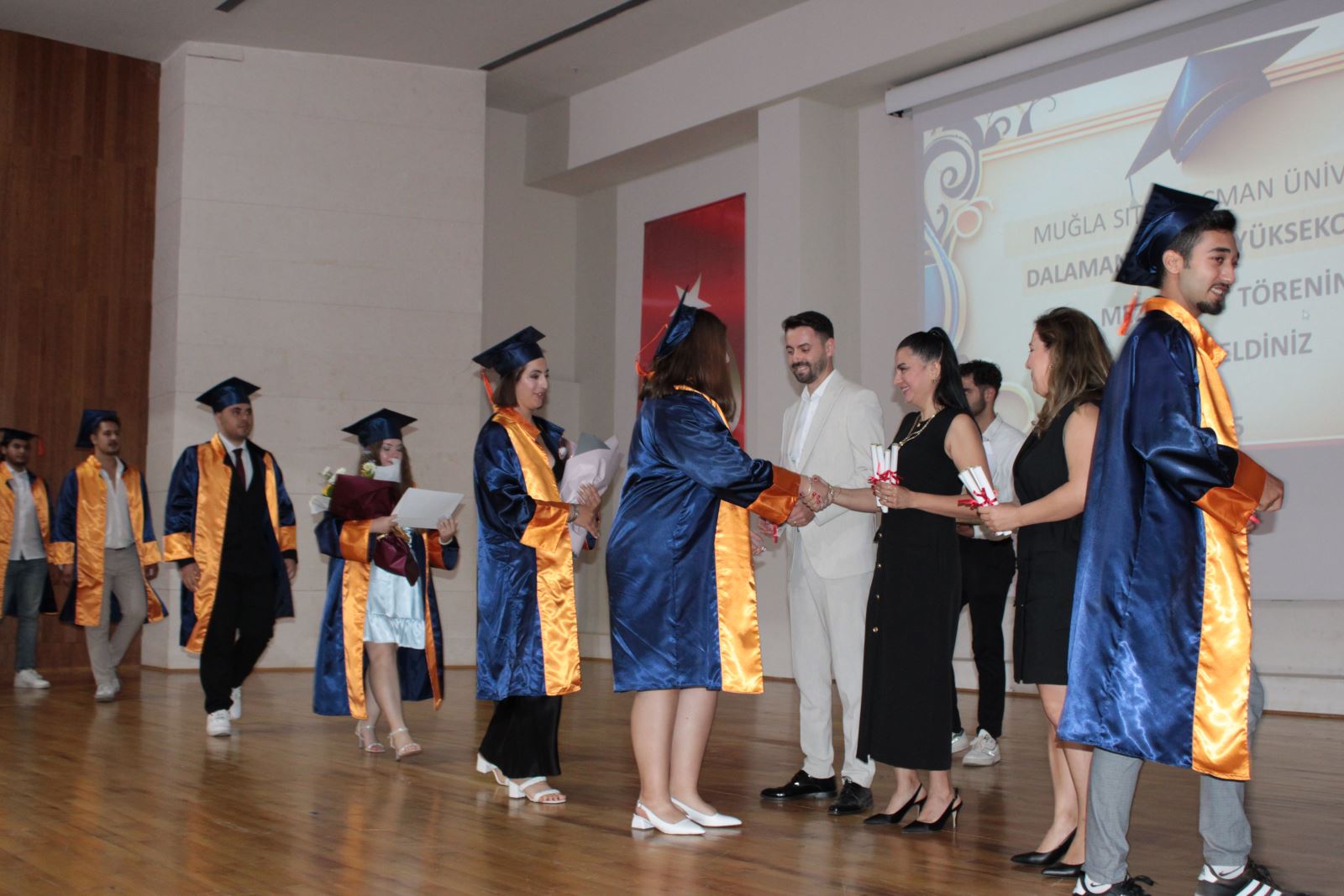 Dış Ticaret Programı öğrencilerinin Hocalarından belge alması