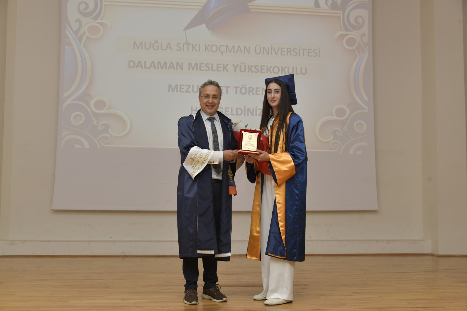 Rektör Yardımcısı Sayın Prof.Dr. Deniz Ülgen’in okul birincisine plaketini verirken