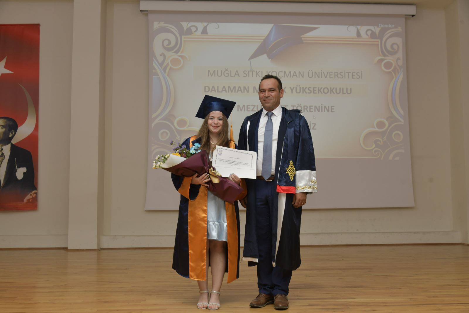 Dış Ticaret birincisinin protokol üyesinden belgesini alırken