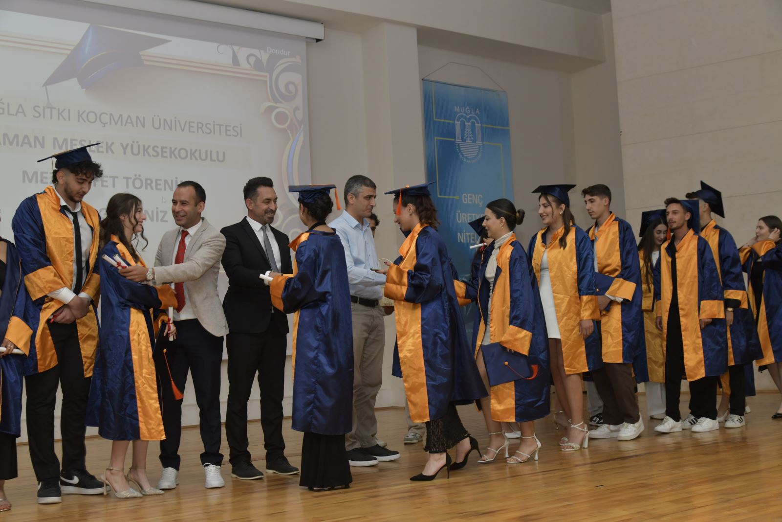 Sivil Hava Ulaştırma İşletmeciliği Programı öğrencilerinin Hocalarından belge almas