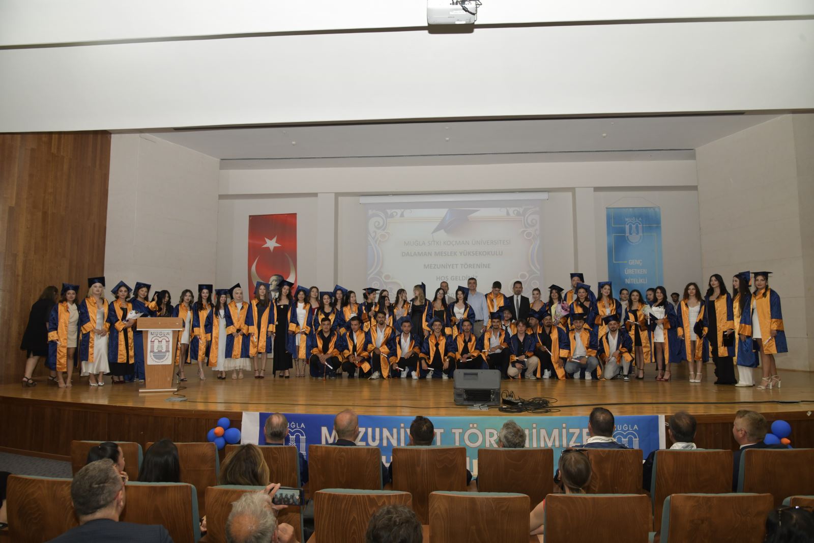 Kep tılmadan önce öğrencilerin sahnede dizilmesi